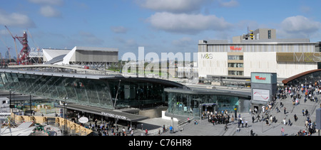 Vue aérienne sur la ville 2012 Olympic Park au-delà de la foule À la très animée gare de Stratford et au centre commercial Westfield Newham Est de Londres Angleterre Royaume-Uni Banque D'Images