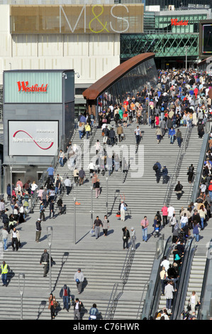 Vue aérienne des foules font la queue au centre commercial Westfield Marches d'entrée et escaliers mécaniques sous le panneau M&S Lifestyle Shoppers Stratford Est de Londres Royaume-Uni Banque D'Images