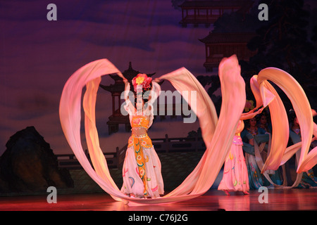 Deux danseuses exécutant une danse de la dynastie Tang au ruban dîner-spectacle, Xian, Chine Banque D'Images