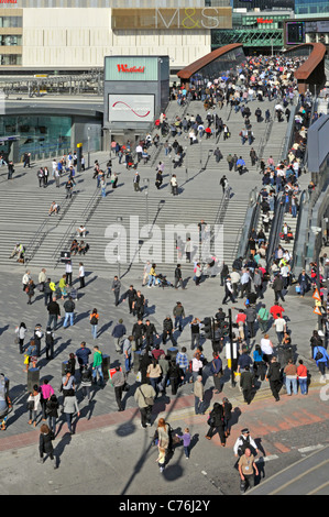 Vue aérienne foules de personnes Westfield Shopping Centre haut niveau Marches d'entrée du pont et escaliers mécaniques les amateurs de shopping ont le style de vie Stratford East London ROYAUME-UNI Banque D'Images