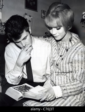 VINCE TAYLOR UK rock singer avec fashion model Helen avril en 1961. Une photo Morain Banque D'Images