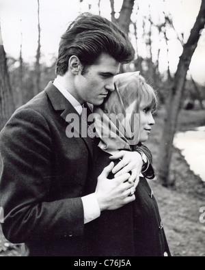 VINCE TAYLOR UK rock singer avec fiancée, mannequin de avril 1959 sur Helen Banque D'Images