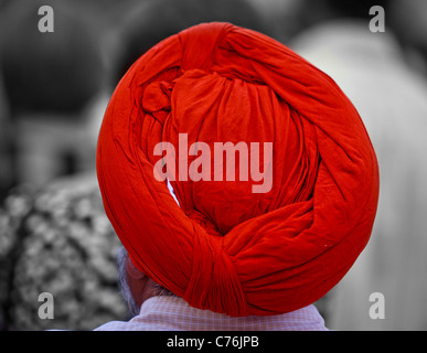 Close up of red turban sikh photographié par derrière Banque D'Images