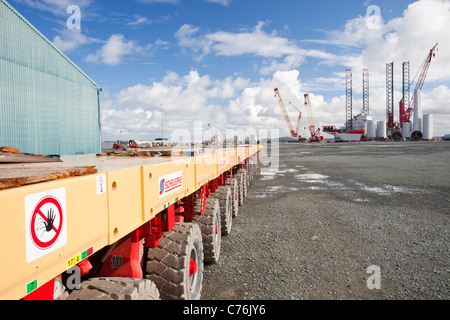 Une utilisée pour déplacer des pièces d'éoliennes autour de Mstyn port. Banque D'Images
