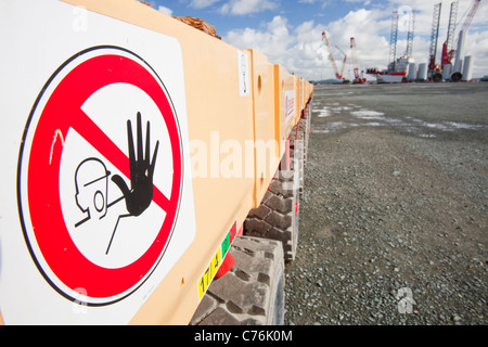 Une utilisée pour déplacer des pièces d'éoliennes autour de Mstyn port. Banque D'Images