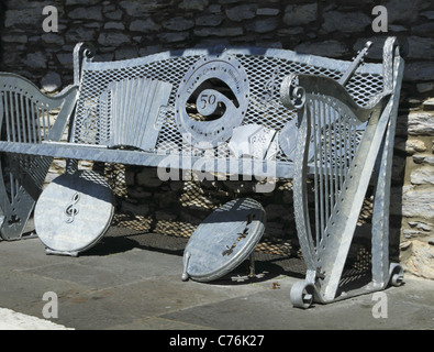 Un banc conçu pour célébrer l'héritage musical de l'Irlande dans la ville de Kenmare, comté de Kerry, Rep de l'Irlande. Banque D'Images