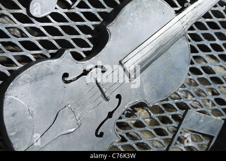 Un banc conçu pour célébrer l'héritage musical de l'Irlande dans la ville de Kenmare, comté de Kerry, Rep de l'Irlande. Banque D'Images