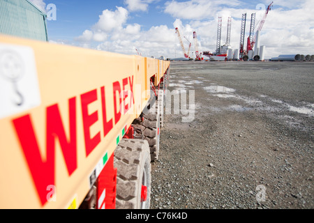 Une utilisée pour déplacer des pièces d'éoliennes autour de Mstyn port. Banque D'Images