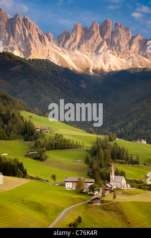 Santa Maddelena et les Dolomites, dans le Val di Funes, Trentin-Haut-Adige Italie Banque D'Images