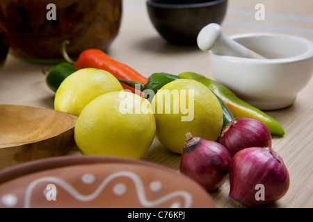 Les citrons , oignons et piments ghost Banque D'Images