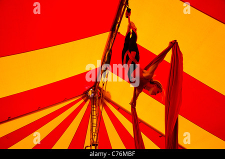 Girl hanging off un trapèze du haut d'un chapiteau de cirque à Shambala Festival 2011 Banque D'Images