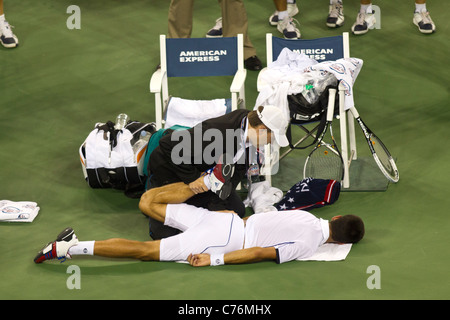 Novak Djokovic (SRB) vainqueur de la finale chez les hommes d'être assisté par le formateur à l'US Open 2011 Tennis Championships. Banque D'Images