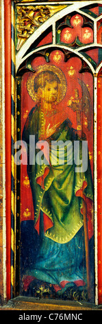 Castle Acre, Norfolk. Jubé, Saint Matthias tenant une hache, écrans médiévale anglaise peintures Peinture Panneaux Panneau peint Banque D'Images