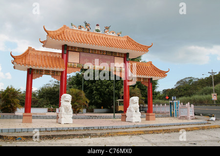 La pagode chinoise au Mirador de las Americas Park, à l'America's Bridge, la ville de Panama. Banque D'Images