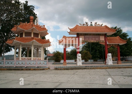 La pagode chinoise au Mirador de las Americas Park, à l'America's Bridge, la ville de Panama. Banque D'Images