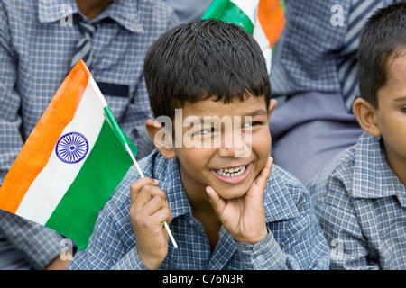 School boy holding le drapeau indien Banque D'Images