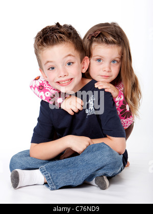Frères et sœurs portrait isolé sur fond blanc Banque D'Images