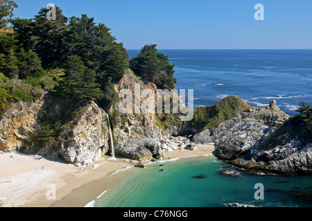 McWay Falls à Julia Pfeiffer Burns State Park est un tidefall pied 80 chute d'eau qui coule toute l'année. Banque D'Images