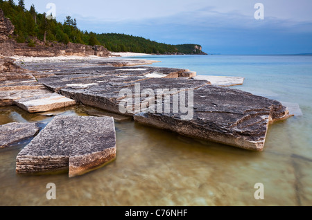Des formations de roche en couches sur la baie Georgienne, Bruce Peninsula National Park, Ontario, Canada. Banque D'Images