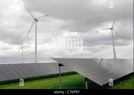 Installation photovoltaïque et éoliennes. Banque D'Images