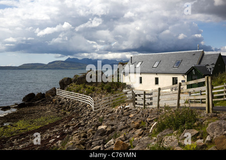 Cottage blanc baignée à l'Ord de l'île de Skye Loch avec Eishort et au-delà des montagnes Cuillin, Isle of Skye, Scotland, UK Banque D'Images