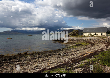 Cottage blanc baignée à l'Ord de l'île de Skye Loch avec Eishort et au-delà des montagnes Cuillin, Isle of Skye, Scotland, UK Banque D'Images