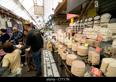 Grandes variétés de bonbons de halva vendu dans une boutique colorée dans le marché Mahane Yehuda à Jérusalem. Banque D'Images