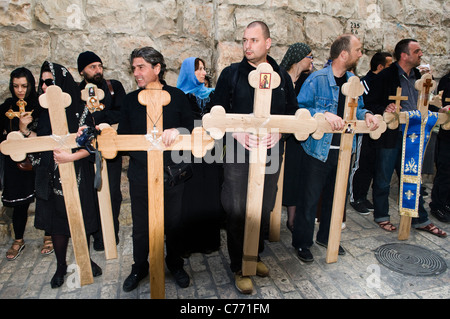 Pèlerins chrétiens dans la vieille ville de Jérusalem le vendredi saint jour. Banque D'Images