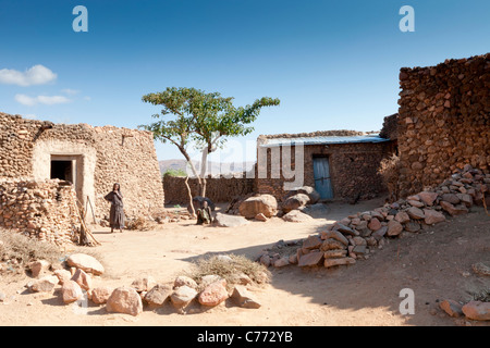 Du peuple Argoba traditionnelles maisons en pierre au sommet d'une falaise à distance village de Koremi près de Harar dans l'Est de l'Éthiopie, l'Afrique. Banque D'Images