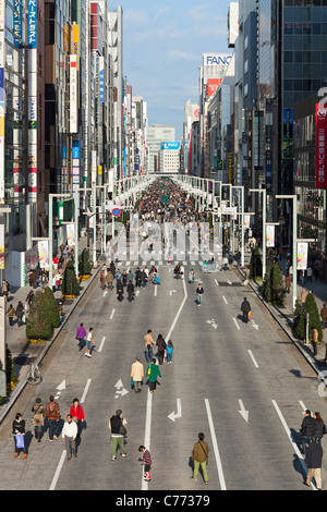 L'Asie, Japon, Honshu, Tokyo, Ginza, le quartier commerçant et des divertissements de vue le long de l'avenue Chuo Dori - elevated view Banque D'Images