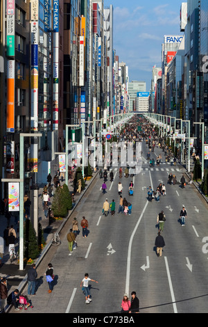 L'Asie, Japon, Honshu, Tokyo, Ginza, le quartier commerçant et des divertissements de vue le long de l'avenue Chuo Dori - elevated view Banque D'Images