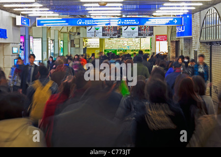 L'Asie, Japon, Tokyo, Shibuya District, les navetteurs se déplaçant dans la station Shibuya pendant les heures de pointe Banque D'Images