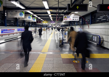 L'Asie, Japon, Tokyo, Shibuya District, les navetteurs se déplaçant dans la station Shibuya pendant les heures de pointe Banque D'Images