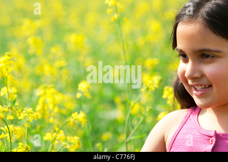 Une jeune fille dans un champ Banque D'Images