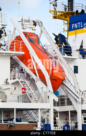 Sauvetage sur un transport de combustible nucléaire navire amarré au Barrwo in Furness, Cumbria, Royaume-Uni. Banque D'Images