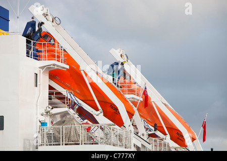 Sauvetage sur un transport de combustible nucléaire navire amarré au Barrwo in Furness, Cumbria, Royaume-Uni. Banque D'Images