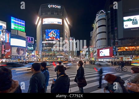 L'Asie, Japon, Tokyo, Shibuya, Shibuya Crossing - des foules de personnes traversant la célèbre intersection Banque D'Images