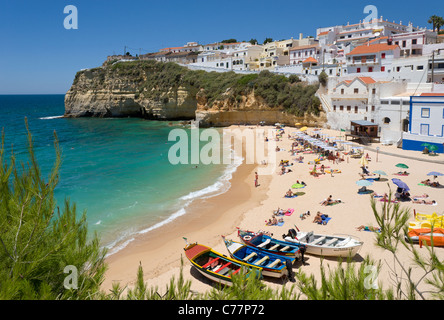 Le Portugal, l'Algarve, Praia do Carvoeiro ville et plage avec bateaux de pêche Banque D'Images