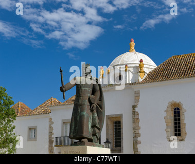 Portugal, Algarve, Faro, le musée archéologique et la statue d'Alphonse III, musée municipal Banque D'Images