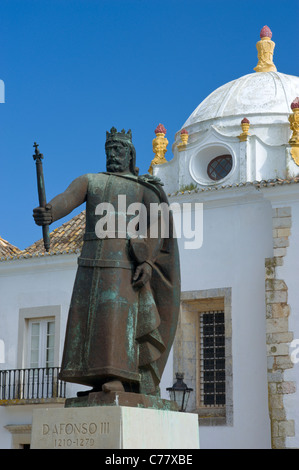 Portugal, Algarve, Faro, le musée archéologique et la statue d'Alphonse III, musée municipal Banque D'Images