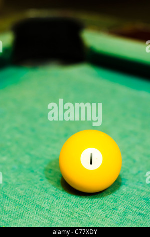 Un gros plan de boule de billard numéro 1, jaune fixe, pour l'utilisation conceptuelle. Banque D'Images