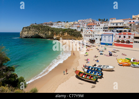 Le Portugal, l'Algarve, Praia do Carvoeiro ville et plage avec bateaux de pêche Banque D'Images