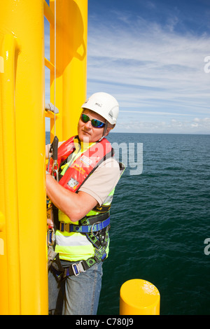 Un travailleur atteint d'une turbine à l'éolien offshore Walney. Banque D'Images