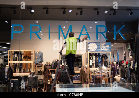 Un ouvrier qui met la dernière main à Primark dans Westfield Stratford City Shopping Centre d'avance sur son ouverture Banque D'Images