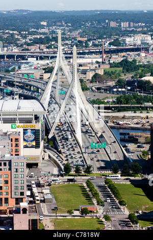 Vue aérienne de la Leonard P. Zakim Bunker Hill Monument Bridge, Boston, Masschusetts Banque D'Images