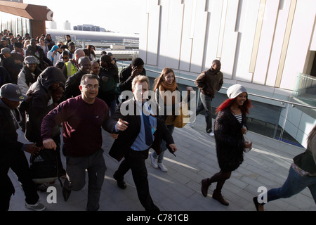 Rush d'entrer Shoppers Westfield Stratford City Shopping Centre parce qu'il ouvre ses portes pour la première fois Banque D'Images