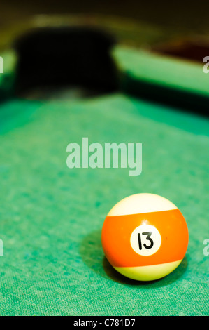 Un gros plan de boule de billard numéro 13, rayé jaune, pour l'utilisation conceptuelle. Banque D'Images