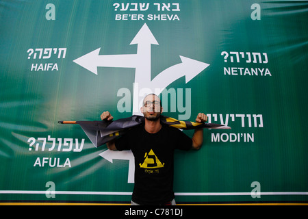 Portrait de Barak Segal un militant de la justice sociale israélienne 2011 protestations dans lequel plus d'un demi-million d'Israéliens sont descendus dans la rue en une série de manifestations publiques s'opposant à la poursuite de l'augmentation du coût de la vie particulièrement dans le secteur du logement. "Ville des Tentes" composé dans le Boulevard Rothschild à Tel Aviv, Israël Banque D'Images