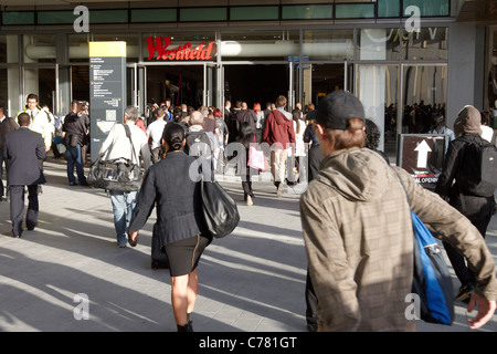 Rush d'entrer Shoppers Westfield Stratford City Shopping Centre parce qu'il ouvre ses portes pour la première fois Banque D'Images