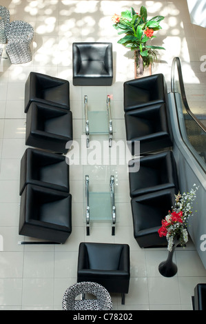 Chaises noir luxueux dans le café-restaurant. Vertical image Banque D'Images